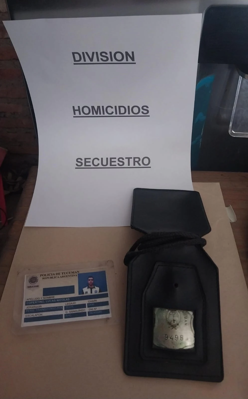 CLAVE. Las identificaciones del policía que encontraron.