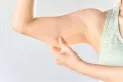 Tres ejercicios clave para eliminar los brazos flácidos después de los 50