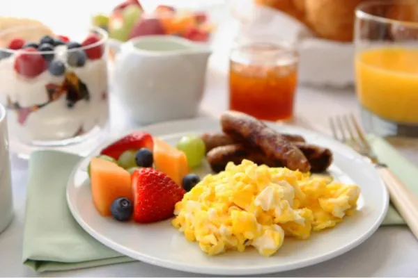 Cuáles son las mejores horas para desayunar y cenar, según la ciencia