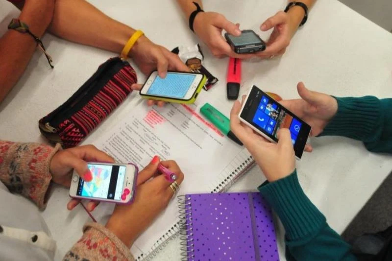 VIGENTE. El uso de los celulares en los establecimientos educativos se mantiene en la mira de las autoridades.