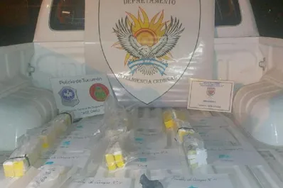 Investigan a dos hombres que arrojaron 10 ladrillos de cocaína mientras eran perseguidos por la Policía