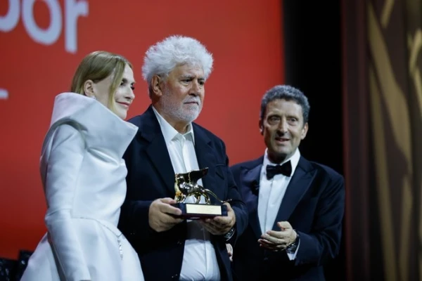 Pedro Almodóvar ganó el León de Oro en Venecia por La habitación de al lado