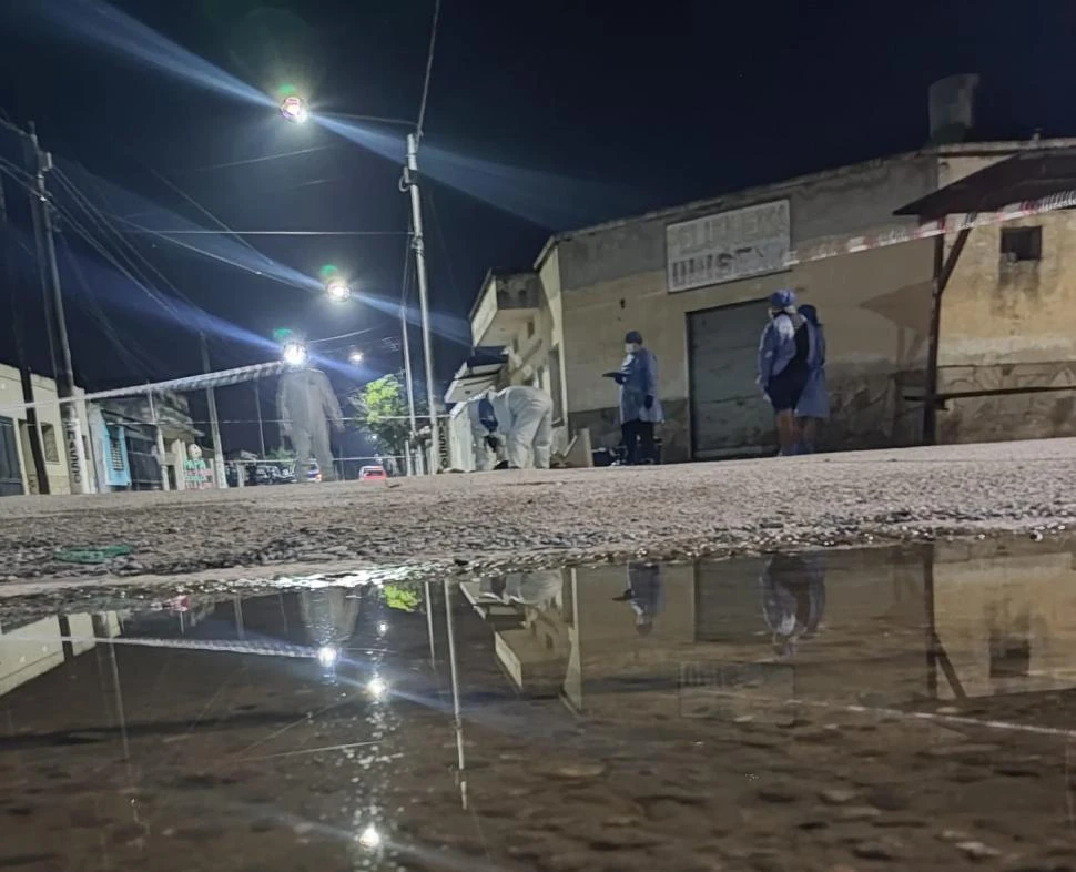 LA ESCENA. Los peritos del ECIF trabajan en el lugar donde fue  asaltado el cabo de policía.