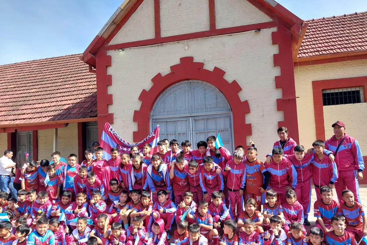 El hermano del Coya Gutiérrez creó una escuelita de fútbol para homenajear al histórico goleador de San Martín de Tucumán