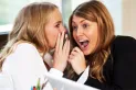 Los extraordinarios beneficios de contar un chisme, según la psicología