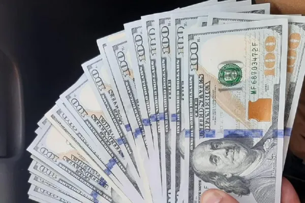 El dólar blue quebró la racha bajista y rebotó $10 en el arranque de la semana