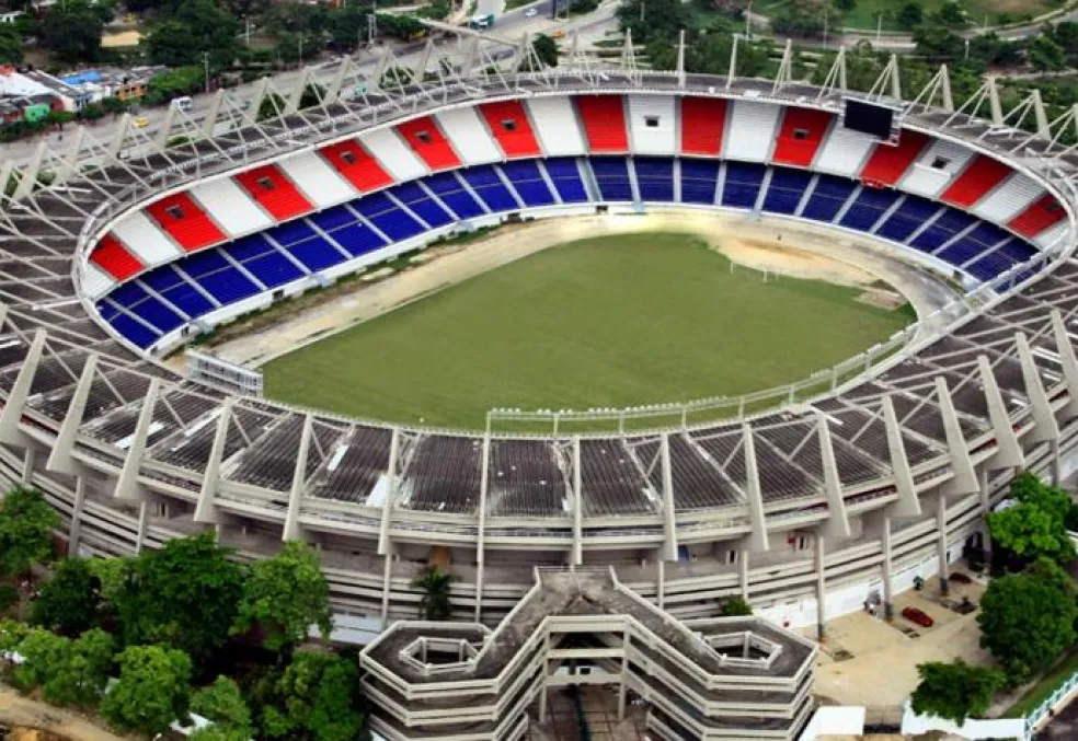 Polémica por el estado del campo de juego donde la selección argentina enfrentará a Colombia