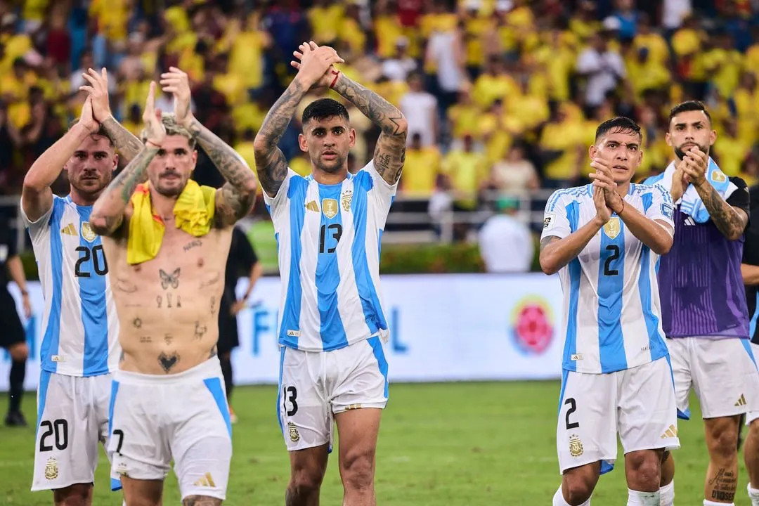 CAYÓ POR UN POLÉMICO PENAL. La Selección perdió 2-1 frente a Colombia tras una cuestionada decisión de Piero Maza.