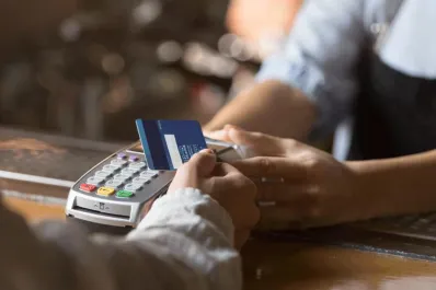 Bares y restaurantes ya no pueden llevarse las tarjetas para cobrar: qué pasa si no cumplen