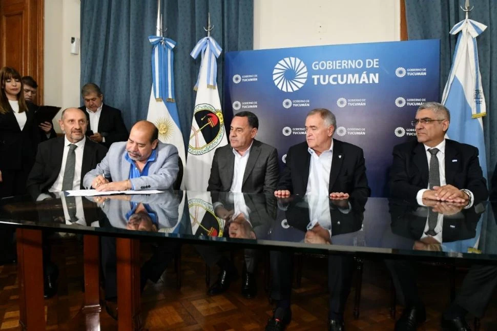 ACUERDO CERRADO. Jaime, el secretario general de Atepyss, estampa su firma con la de Jaldo, Amado y Abad.