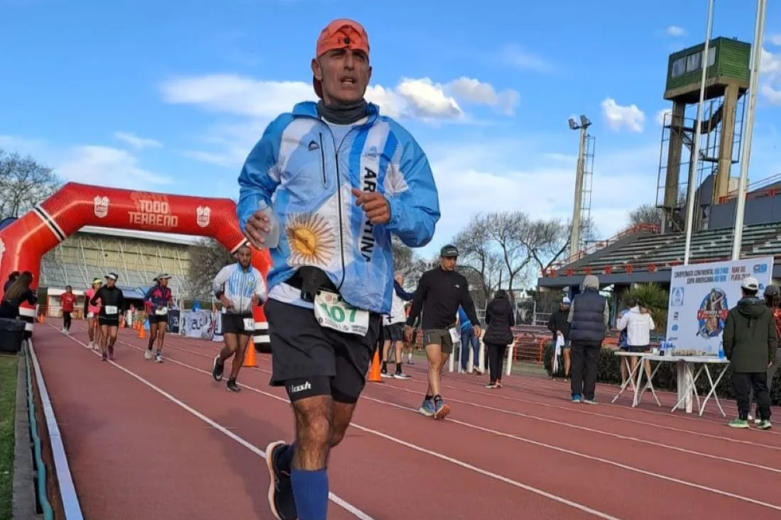 Corrió durante 24 horas, paró apenas dos veces y ayudó a que Argentina se quede con la medalla de bronce