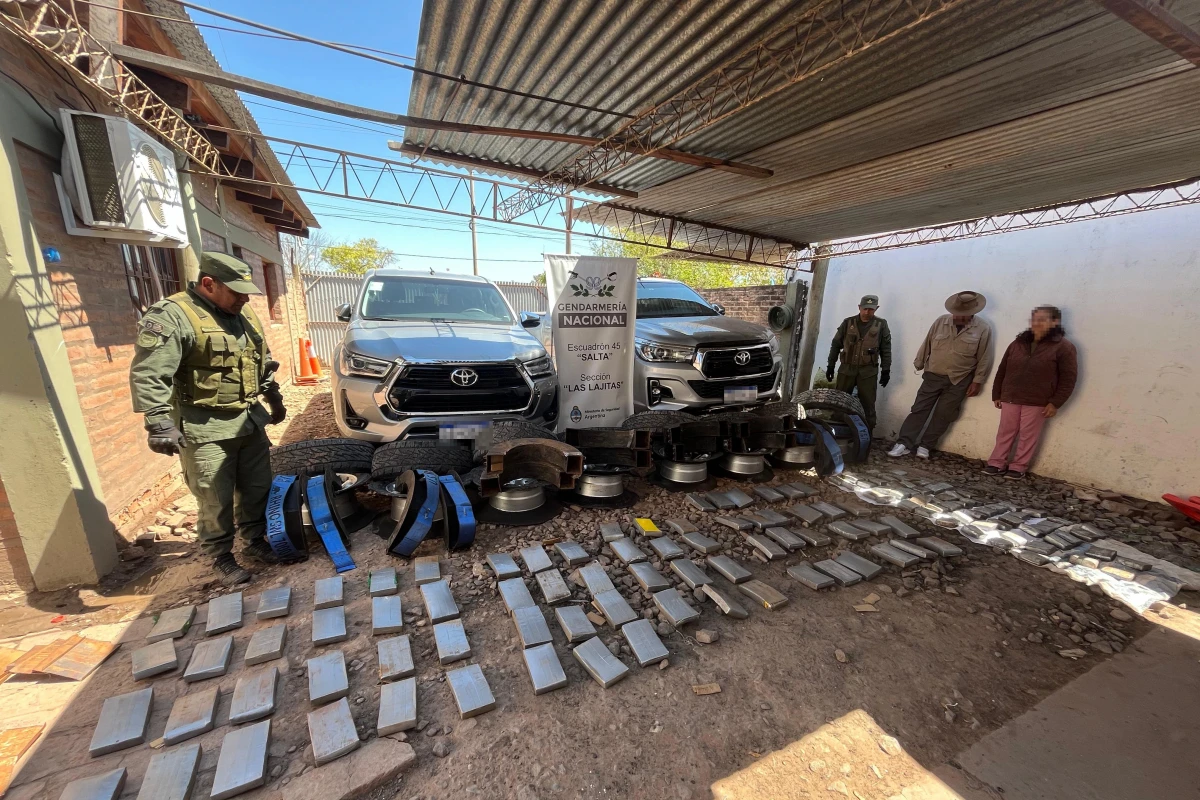 Gendarmes controlaron dos camionetas y descubrieron que sus neumáticos estaban rellenos con 110 kilos de cocaína