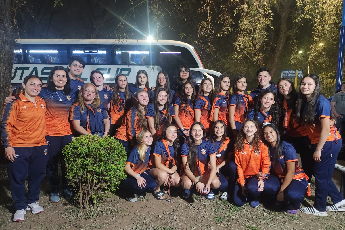 LAS SUB-16. Antes de emprender viaje hacia Rosario las Naranjitas posaron todas juntas. FOTO PRENSA ASOCIACIÓN TUCUMANA DE HOCKEY