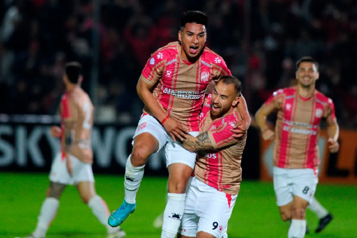 EUFÓRICO. Gustavo Abregú celebra su gol con Junior Arias, mientras atrás aparece sonriente Matías Ignacio García.