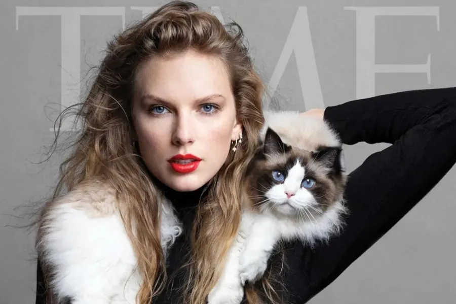 EN APOYO A HARRIS. Taylor usó una foto en la que está posando con su gato. / REVISTA TIME.