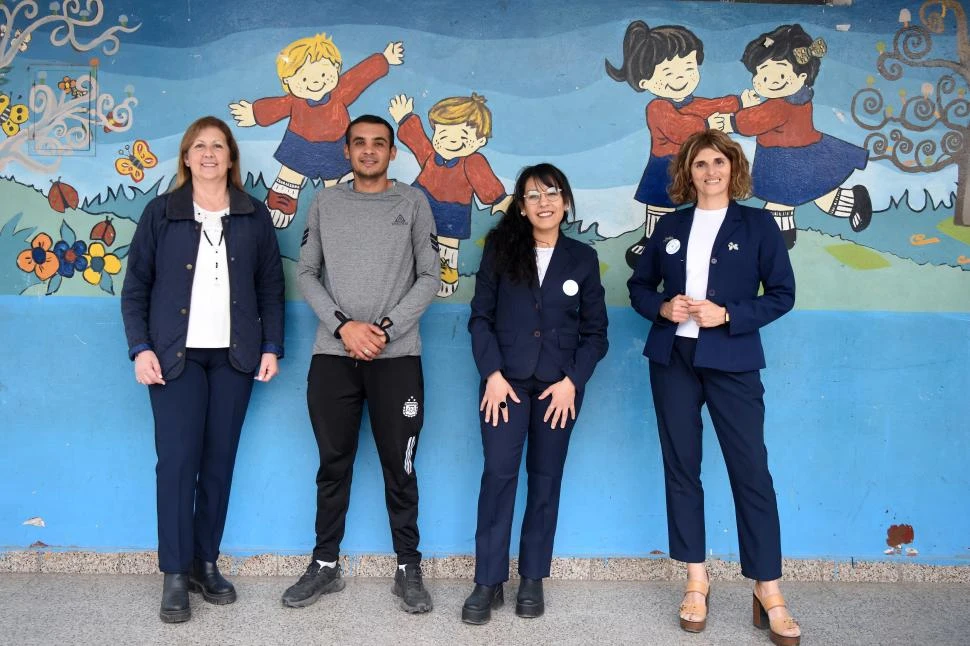 LOS CUATRO JUNTOS. Los docentes entrevistados en la escuela Gobernador Critto: Miriam Ruiz, Juan Eduardo Toledo, Julia Vallejo y Patricia Ale Seiman