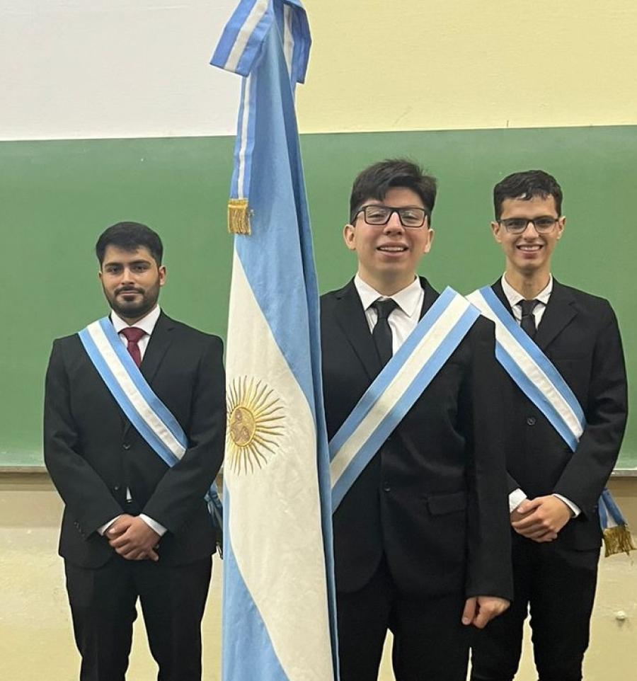 ABANDERADO. Está en el cuadro de honor de la Facultad de Ciencias Exactas de la UNT. / GENTILEZA DE SANTIAGO FERRARO