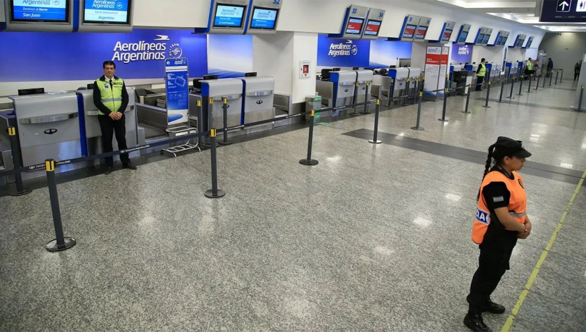 SIN VUELOS. Las autoridades de AA calculan que alrededor de 250 vuelos se verán afectados en los aeropuertos del país.