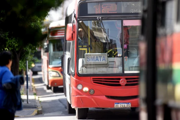 Legisladores opositores quieren que Jaldo licite la compra de 100 colectivos