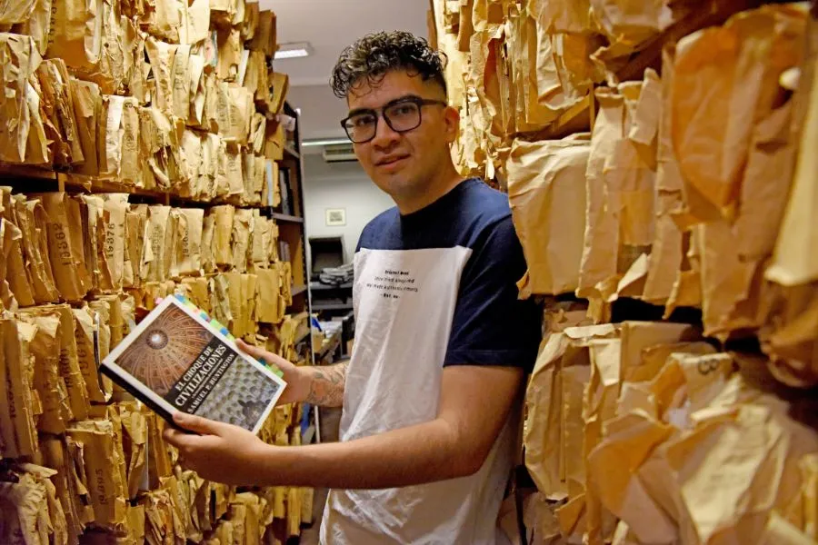 EN EL ARCHIVO DE LA GACETA. Alan Guzmán Lazarte, uno de los estudiantes más talentosos de la USP-T, posa con su libro favorito: El choque de civilizaciones./LA GACETA