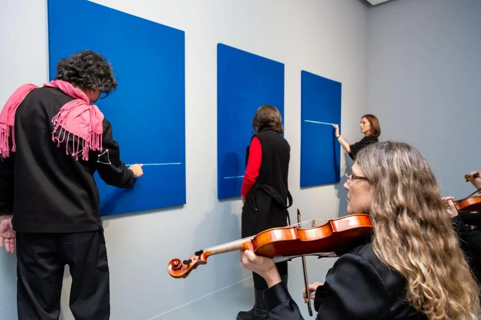 PINTURAS Y SONIDOS. El público recorre las líneas mientras en los violines suenan las notas correspondientes. foto de guido limardo