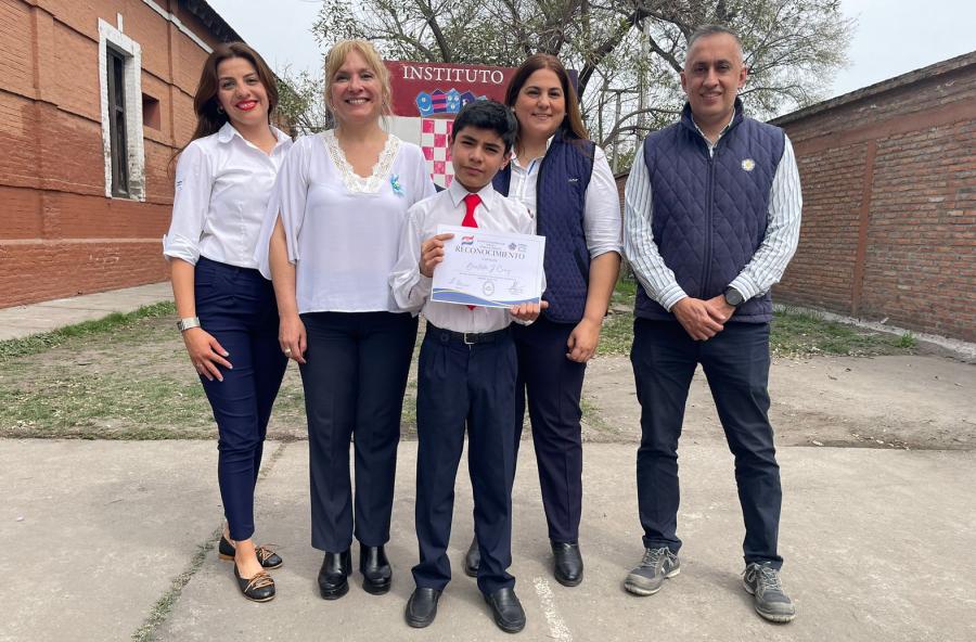 JUNTO A SUS MAESTRAS. Bautista se sorprendió cuando le dijeron que tenía una beca para su secundaria y universidad. / GENTILEZA USP-T.