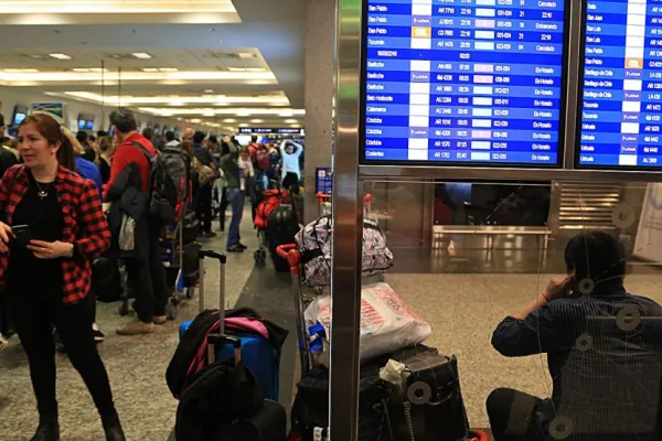 Paro de aeronáuticos: comenzó el reclamo que obligará a cancelar 319 vuelos de Aerolíneas