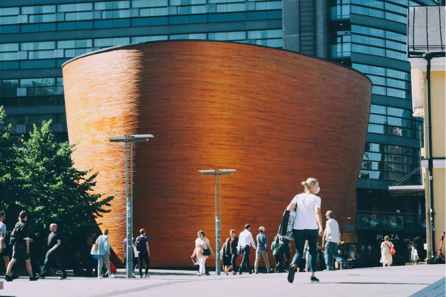 ESCENA FINLANDESA. Un instante en la ciudad de Helsinki. / DAN BRAGA, UNSPLASH