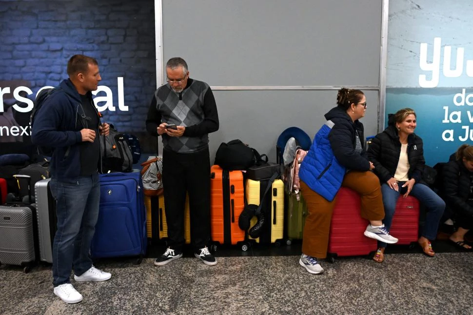 CANCELACIONES. Los pasajeros tendrán que modificar sus vuelos. afp