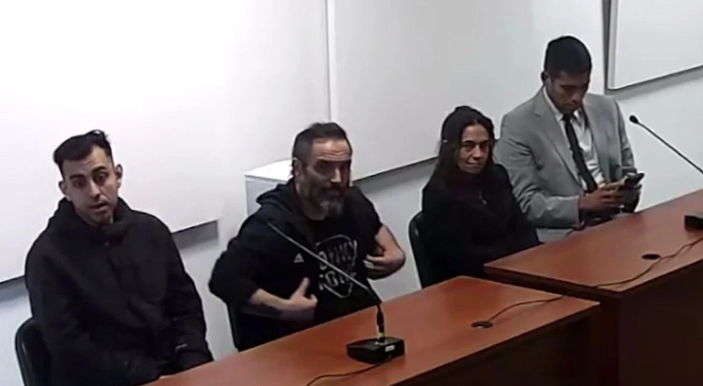 EN LA AUDIENCIA. El detenido Leonardo Salomón junto a Alfredo Soccio y Natalia Liberman, que serán sobreseídos dentro de pocos días. 