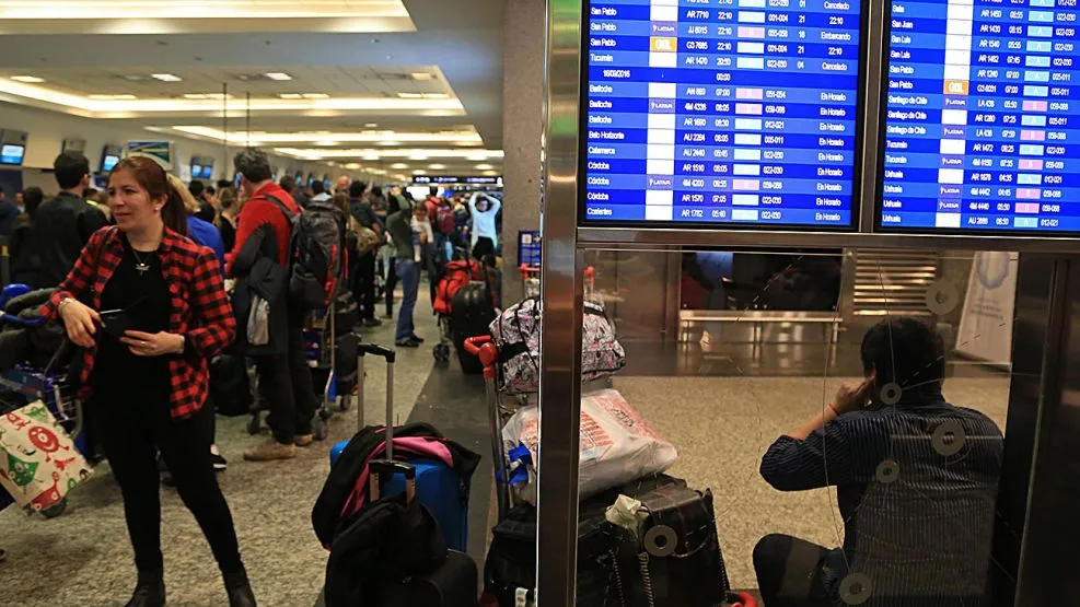 Paro de aeronáuticos: por una de las medidas, la semana pasada se cancelaron 319 vuelos de Aerolíneas.