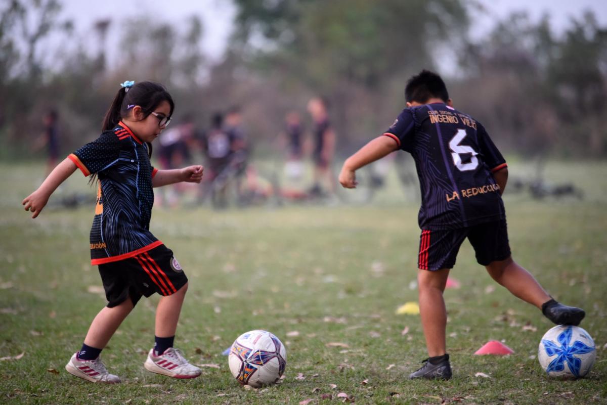 ENTRENAMIENTO. La práctica se inició a las 18.20; los niños fueron reuniéndose de a poco en las instalaciones del club.