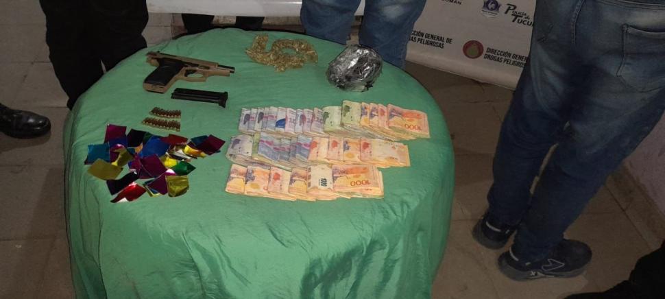 SECUESTROS. La pistola calibre 22, la droga y el dinero incautado.