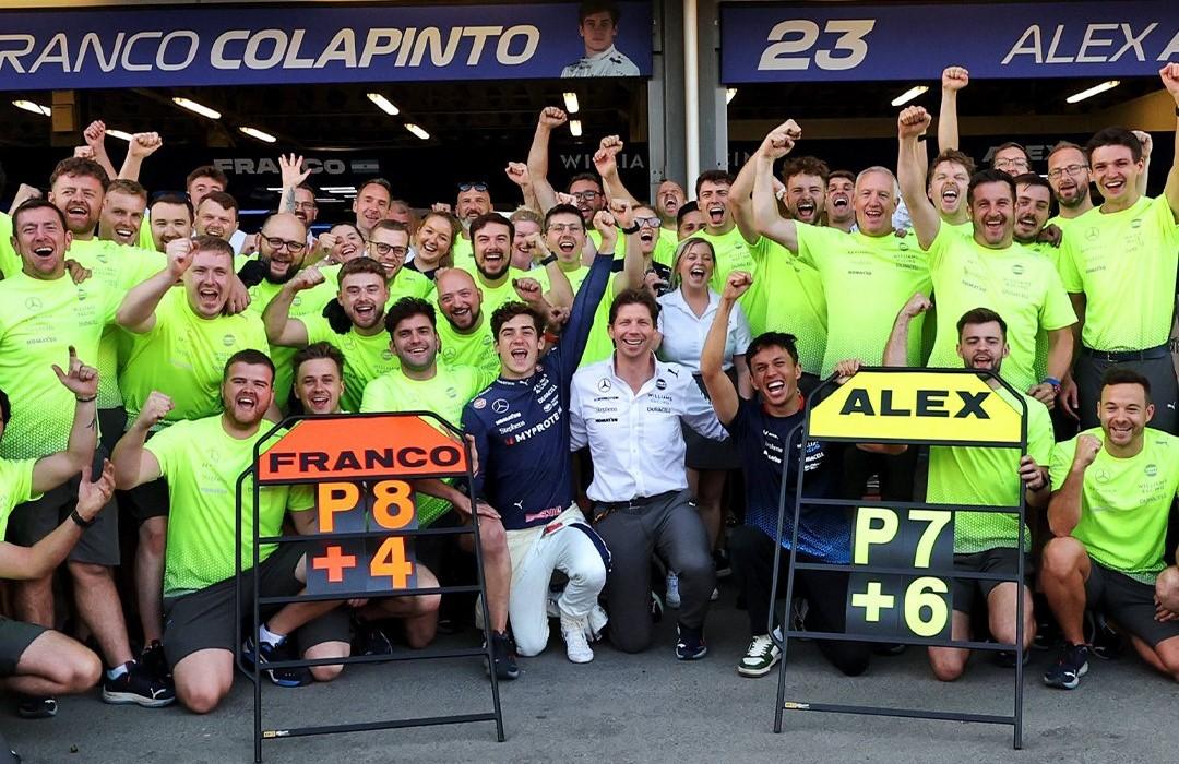 FESTEJO. Todo el equipo de Williams, celebrando los puntos que sumaron Alex Albon (hacia la derecha) y Colapinto en Bakú. FOTO DE @TNTSportsAR