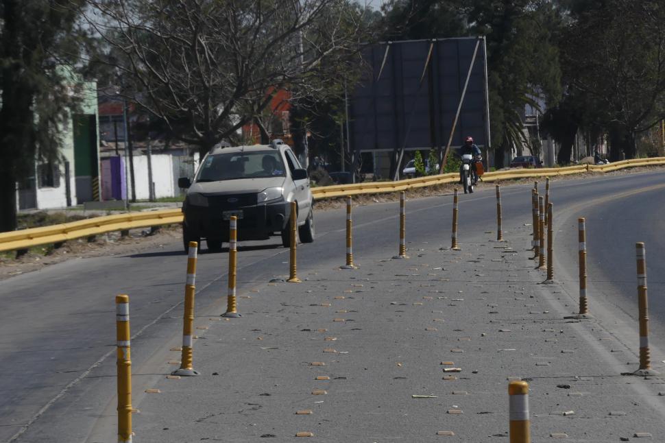 PELIGRO. Vecinos critican la falta de señalización en la zona del ingreso.