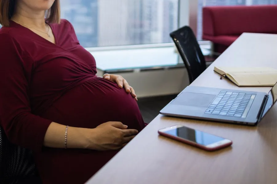 BRECHA DE GÉNERO. La decisión de ser mamás tiene un impacto laboral negativo inmenso para las mujeres argentinas./UNSPLASH