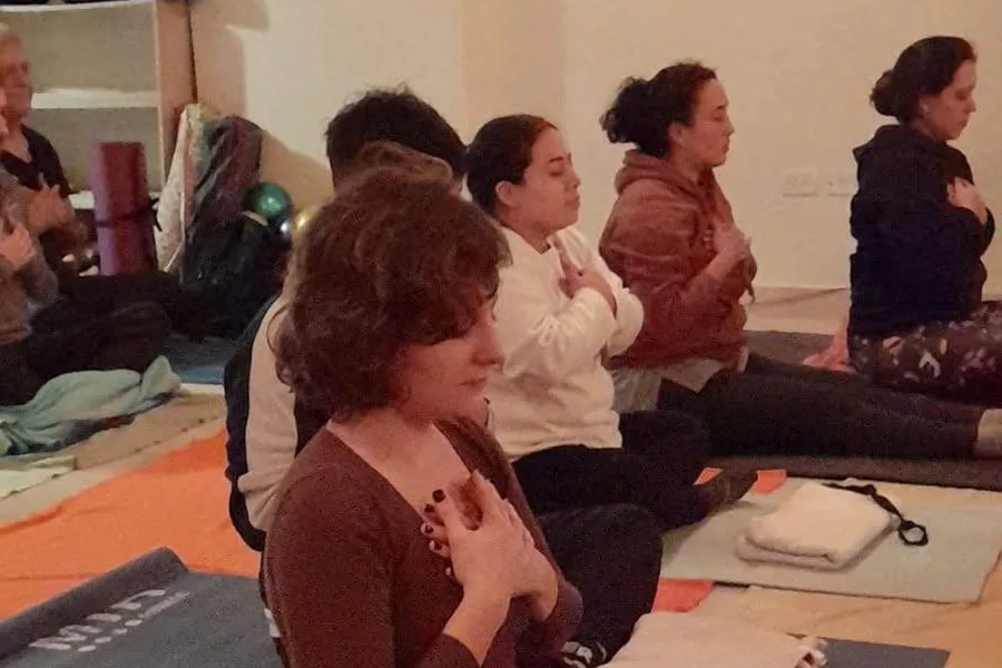Meditar en grupo en actividades de yoga.