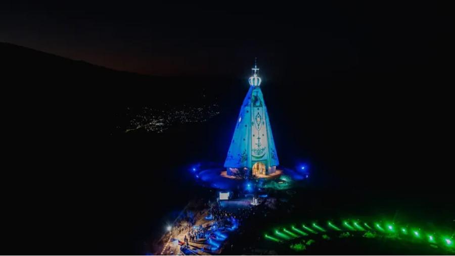 El monumento iluminado de noche.