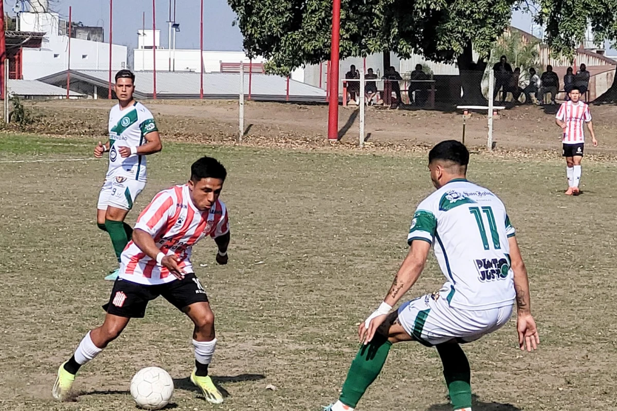 ENGANCHE. Axel González intenta desequilibrar ante la marca del futbolista de Sportivo Trinidad.