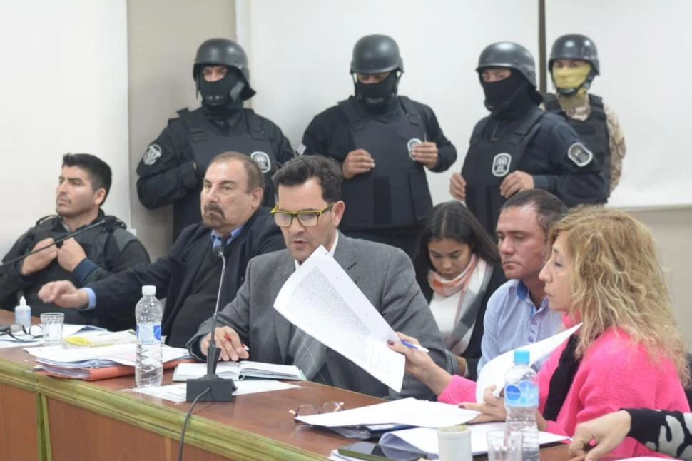 BIEN CUSTODIADO. Fernández y Camus en una audiencia del debate.