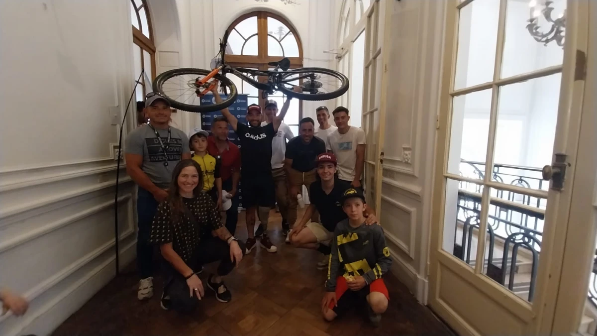 A DISFRUTAR. Montenegro levanta la bicicleta posando con otros bikers que también competirán.