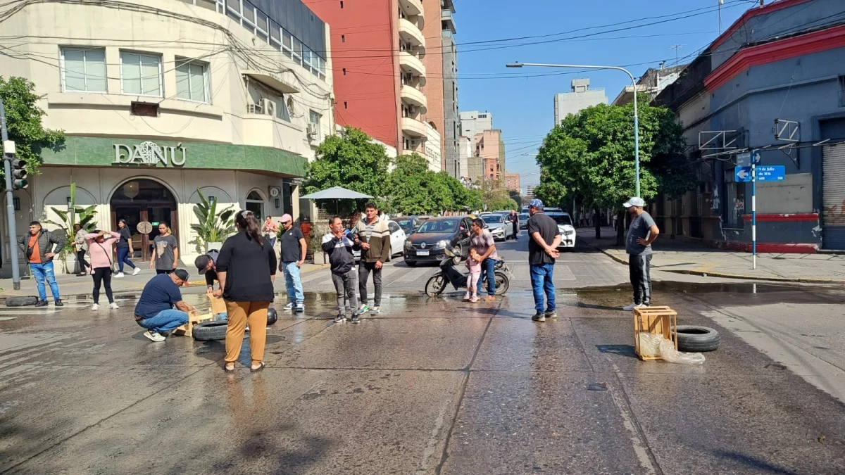 Protesta en la esquina de 9 de Julio y Lavalle. LA GACETA / FOTO DE SANTIAGO GIMÉNEZ