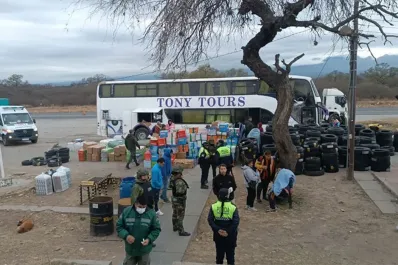 Guardando la plata en baldes