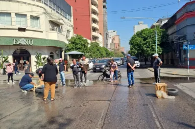 Protesta y corte de calle de vendedores ambulantes y carreros frente a la Municipalidad capitalina