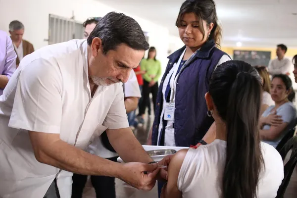 Medina Ruiz visitó el Instituto Goretti: vacunación contra el dengue y evaluación integral a las internas