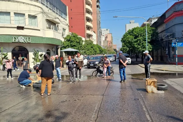 Protesta y corte de calle de vendedores ambulantes y carreros frente a la Municipalidad capitalina