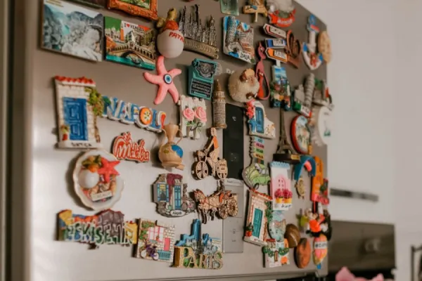 ¿Por qué no es aconsejable pegar imanes en la heladera?