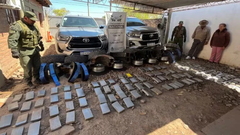 LOS RESULTADOS DEL OPERATIVO. Los gendarmes exhiben los 136 panes de cocaína que estaban escondidos en las ruedas de dos camionetas de alta gama que fueron detenidas en la localidad salteña de General Pizarro. la gaceta / foto de diego araoz