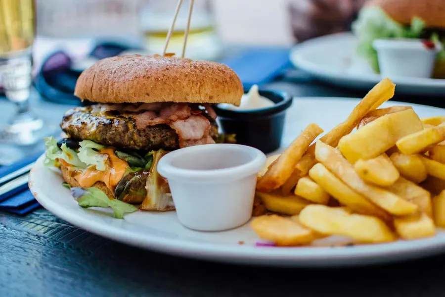 Evitar los fritos y las carnes grasas es esencial para tener un buen descanso