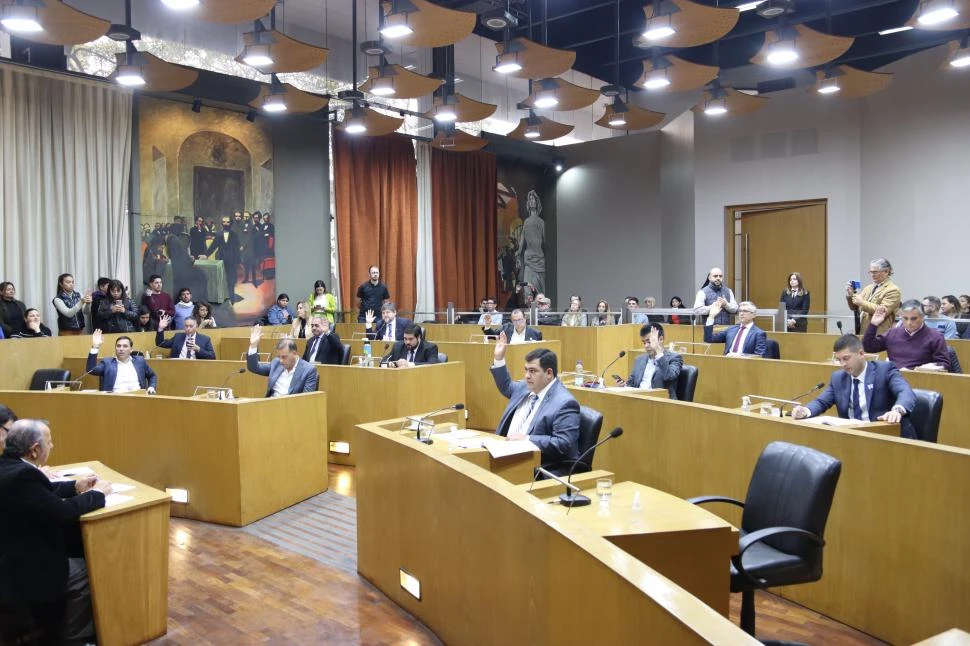 AL RECINTO. Los concejales volverán este jueves a reunirse en sesión para avalar la suba en el transporte público. 